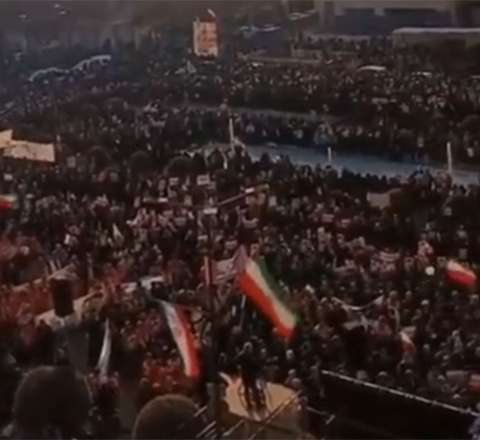 Rejim “tərəfdarları” küçələrə çıxdı – Etirazçılar bələdiyyə binasına od vurdu 