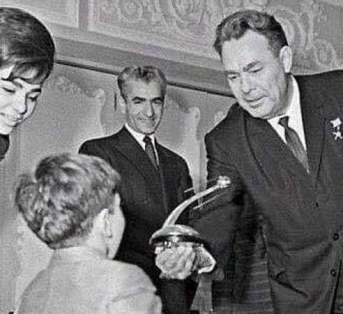 Brejnevin vəliəhd Rza Pəhləviyə hədiyyəsi - FOTO 