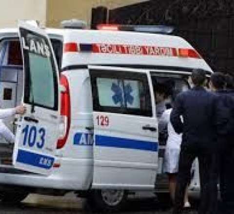 Motosiklet  təcili tibbi yardım avtomobilinə çırpıldı 