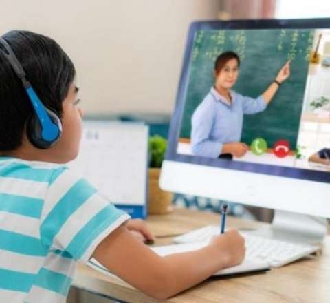  Məktəblərdə dərslər distant formada keçirilir 