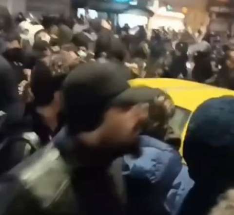 Güney Azərbaycanda qarşıdurma – Etirazçılar rejim qüvvələrinə hücum etdi – VİDEO 