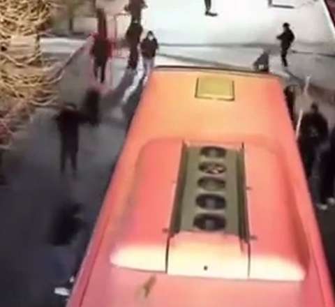 Etirazçılar polisə silah daşıyan avtobusa basqın etdi – VİDEO 