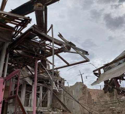 Şəhid oğlu tikinti şirkətindən narazıdır - Müharibədə zərər görmüş evin tikintisi yarımçıq qaldı 