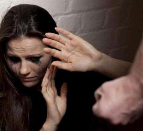 Qonşuya görə hamilə arvadının əlinə açarla dağ basdı - TƏFƏRRÜAT 