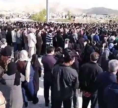 Dəfn mərasimi aksiyaya çevrildi – Rejimə qarşı sərt şüarlar səsləndi – VİDEO 