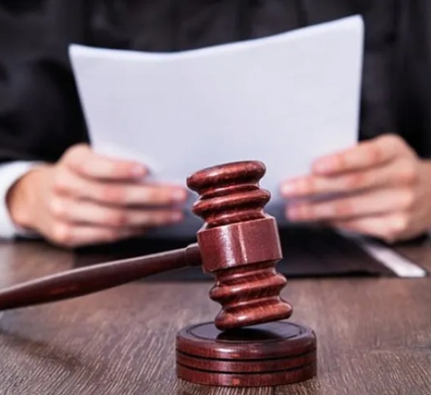 Məhkəmə hakimləri ilə bağlı qanunlarda dəyişiklik edildi 