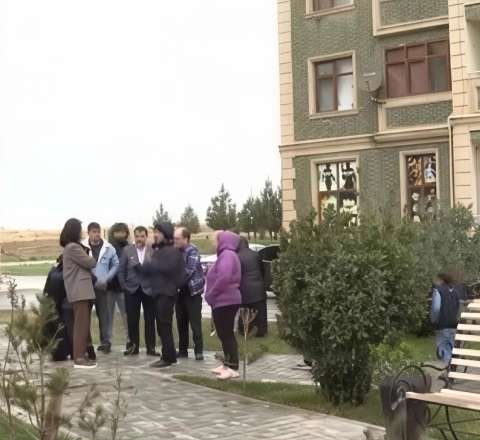 Atasız-anasızlar soyuqdan donur: Müdir haqqını tələb edənləri hədələyir 