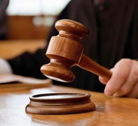 Atasını döyüb öldürən yeniyetməyə ağır cəza verildi 