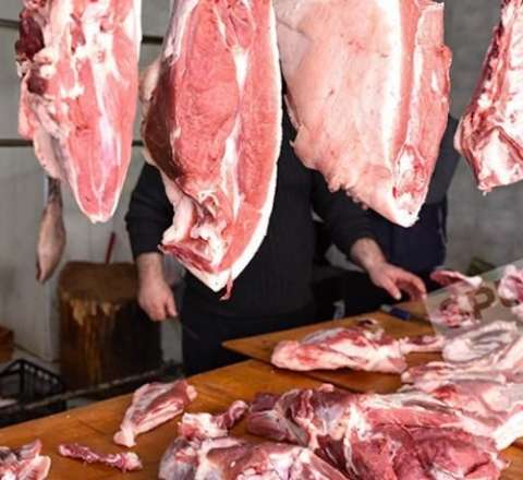 Qəssabxanada antisanitariya: Ət kəsilən yerdə dəhşətli mənzərə üzə çıxdı - FOTO 