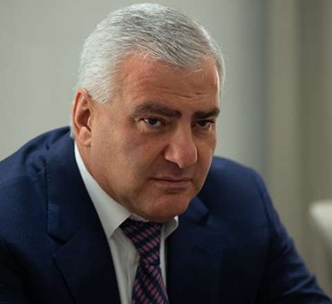 Paşinyan Putinin “sağ əlini” yenidən içəri saldı 