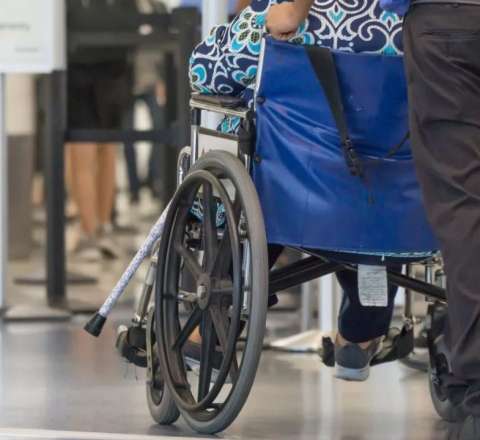 Ölmüş arvadının təyyarəyə mindirməyə cəhd etdi – Aeroport əməkdaşlarını günahlandırdı 