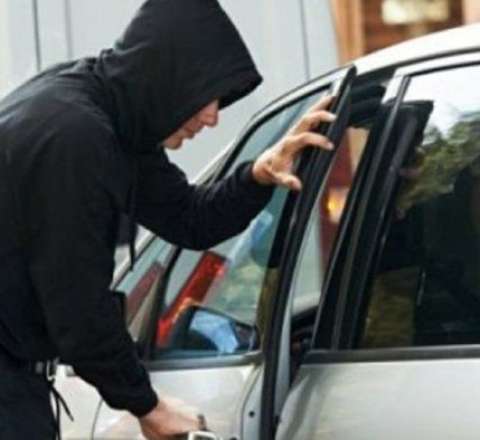 Oğurladığı maşını qoyub qaçdı 