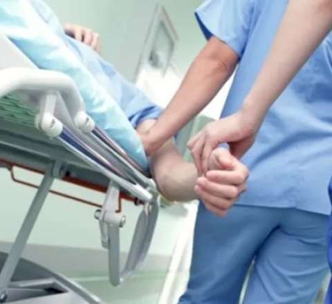 2 nəfər pilləkəndən yıxılaraq öldü 