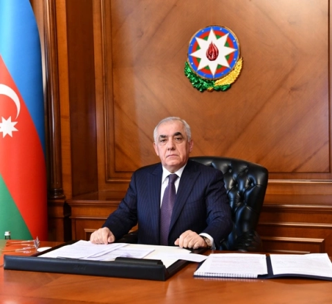 Əli Əsədov tibb işçiləri ilə bağlı qərar imzaladı 