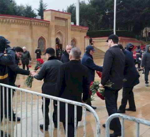 Baş nazir və spiker Şəhidlər xiyabanını ziyarət etdi  