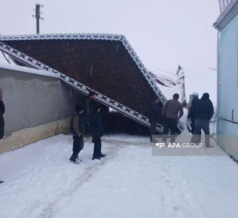 Güclü qar dağıntıya səbəb oldu – Evin talvarı çökdü, iki avtomobil altında qaldı – FOTO 