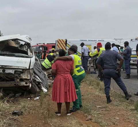 Məktəb avtobusu ilə yük maşını toqquşdu – Ən azı 14 uşaq həlak oldu 