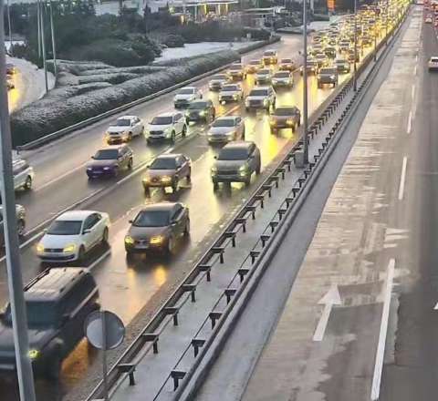 Aeroport yolu buz bağladı, nəqliyyatın hərəkəti çətinləşdi 