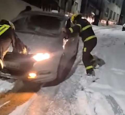 Xankəndi və Kərkicahanda maşınlarda köməksiz qalanlar xilas olundu - VİDEO 