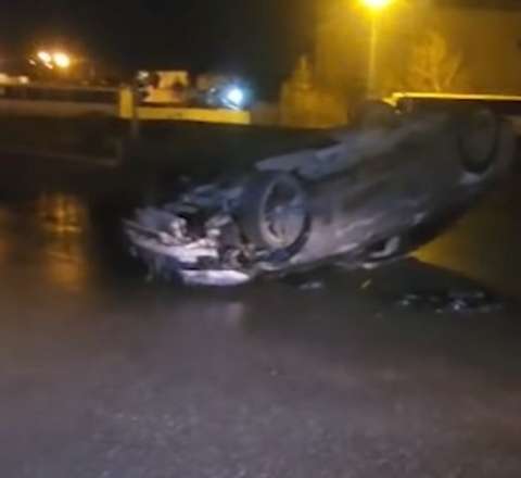 Yolda sürüşən avtomobil aşdı  