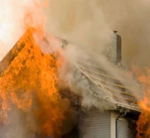 Binəqədidə ev yandı 