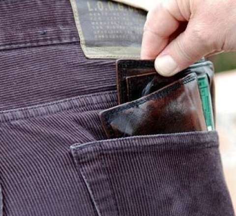 Sərnişinin pulunu oğurladı, kartı ilə alışveriş etdi 