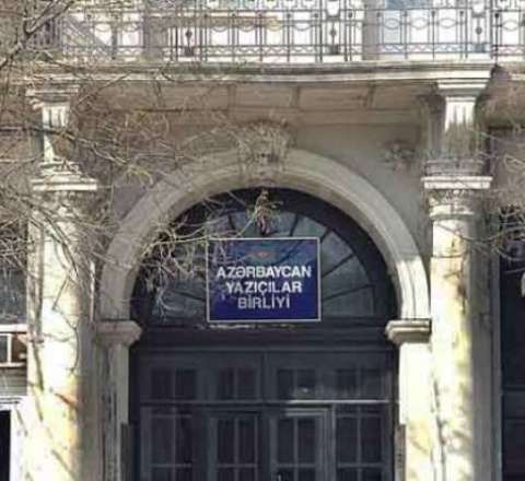 Tanınmış yazıçı-şair AYB-dən istefa verdi 