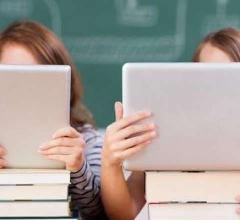 Dərsliklərin rəqəmsallaşdırılması müzakirə edildi - Bu hansı problemləri həll edəcək? 