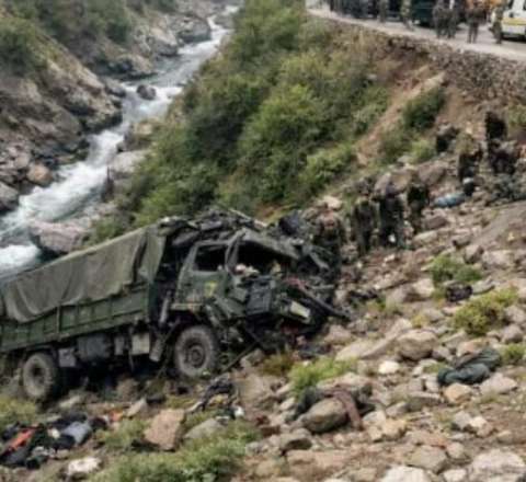 Hindistan ordusuna məxsus avtomobil dərəyə aşıb: Çox sayda ölən və yaralanan var 