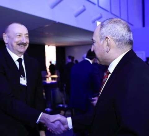 İlham Əliyev Davosda Paşinyanla ayaqüstü söhbət etdi 