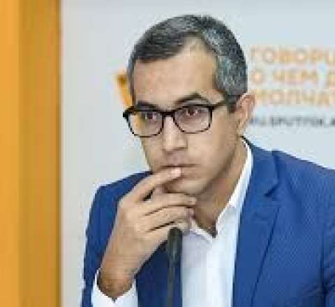 Kamran Əsədov məhkəmə zalında qandallandı 