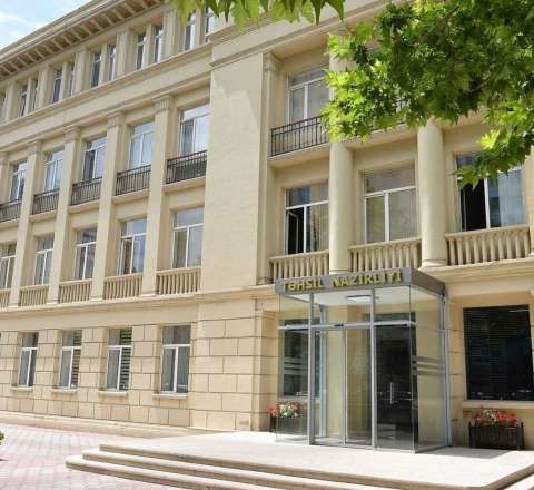 Dərsliklər artıq telefon və planşetdə olacaq? – Nazirlikdən CAVAB 