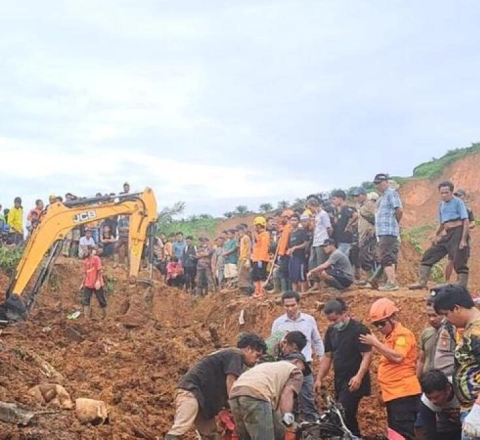 İndoneziyada torpaq sürüşməsi: Ölənlər və çox sayda itkin düşən var - VİDEO  