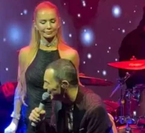 Serdar Ortaç səhnədə yıxıldı - VİDEO 