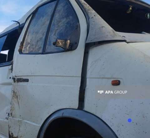 Samuxda fəhlələri daşıyan mikroavtobus aşdı - Ölən və yaralananlar var 