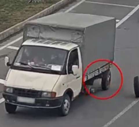 hərəkət edən yük avtomobilinin təkərləri yerindən çıxdı - VİDEO 