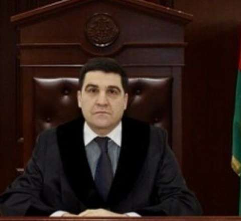 Məhkəmə sədrinin oğlu arvadını öldürüb özünü binadan atdı - BAKIDA 