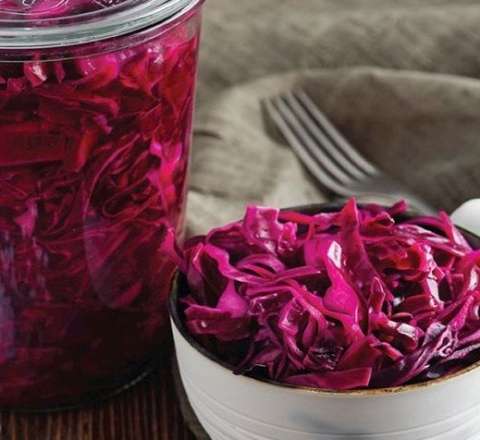 Bazarlarda alıcılıları belə aldadırlar – İran boyası bu dəfə kələm turşusunda – VİDEO 