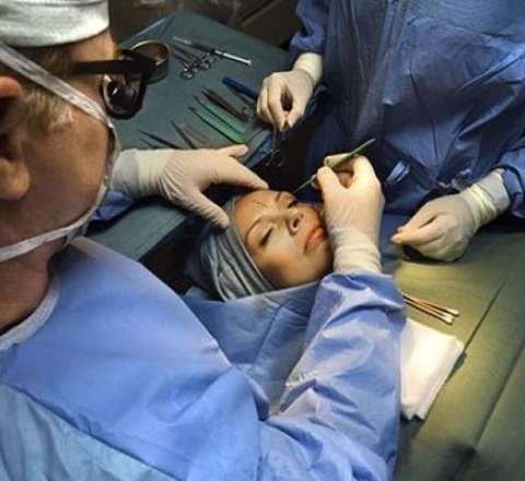 Estetik əməliyyat çılğınlığına qarşı sərt tədbirlər – 300 mindən çox sosial şəbəkə hesabı bağlandı 