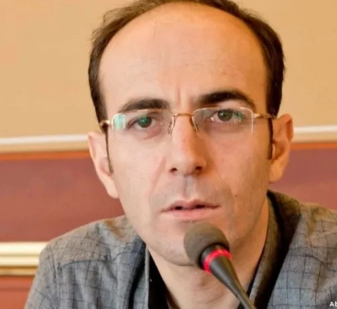 Həbsdə olan jurnalist anasının dəfninə buraxıldı 