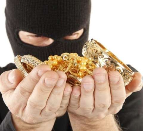 Mənzildən 38 min manatlıq qızıl oğurladı 