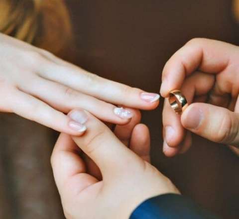 Diş həkimi 13 yaşlı qızla nişanlandı 