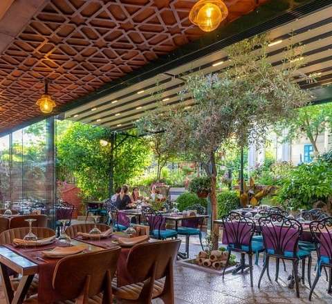 Məşhur restoranda 2000 manatlıq oğurluq  