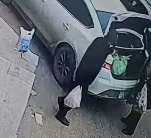 Marketdə “kömək etdiyi” qadının pul kisəsini belə oğurladı - VİDEO 