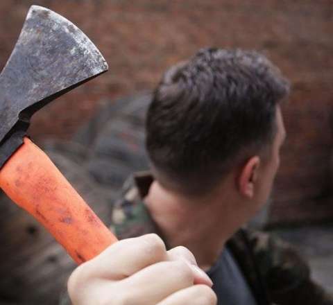 Həbsdən çıxan ər arvadını baltaladı 