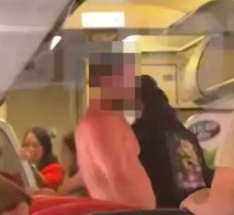 Sərnişin soyunub təyyarədən tullanmağa cəhd etdi: Havada dəhşətli anlar - VİDEO 