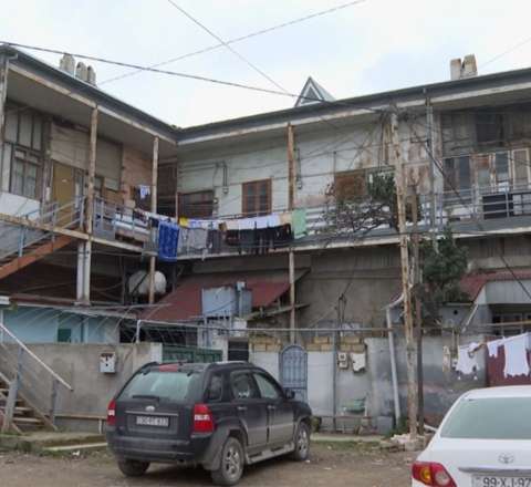 Cənazə düşürərkən pilləkən qırıldı – Zabrat sakinləri təhlükə içində – VİDEO 