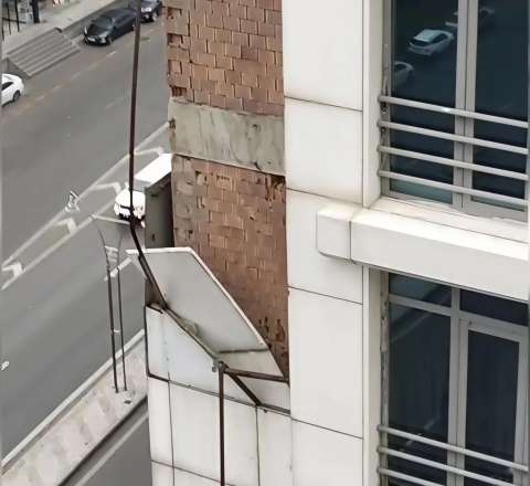 Külək məşhur biznes mərkəzinin fasadını qopardı – VİDEO 