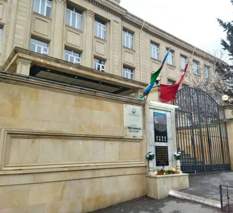 Şagird məktəbin pəncərəsindən yıxıldı 