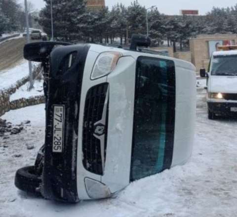 Qusarda mikroavtobus aşdı - 2 nəfər xəsarət aldı 